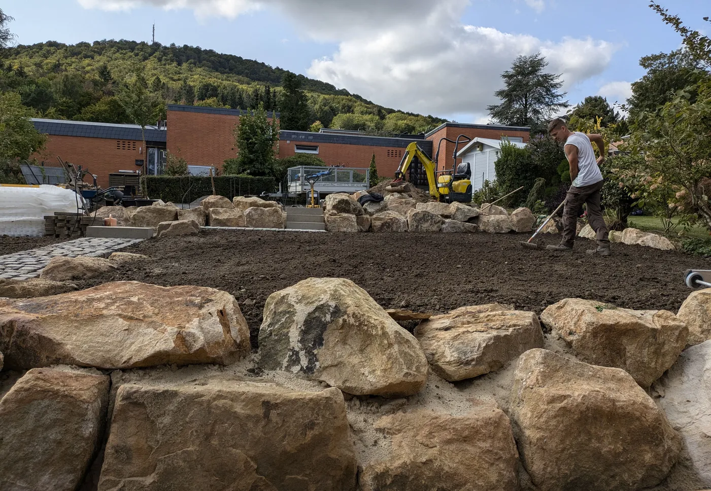 Bagger und Maschineneinsatz bei der Grundstücksfreimachung
