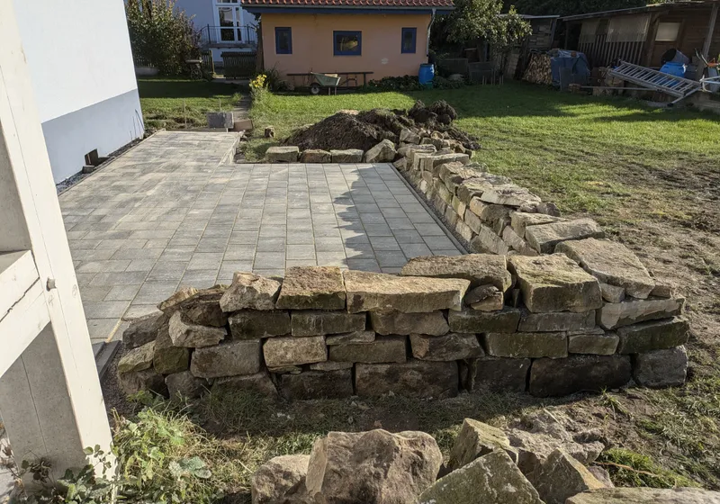Terrasse und Mauer im Überblick
